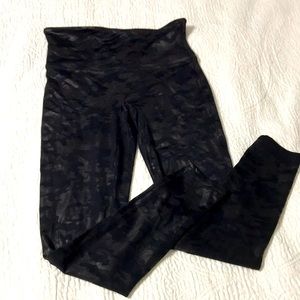 Spanx Dark Camo Legging size L